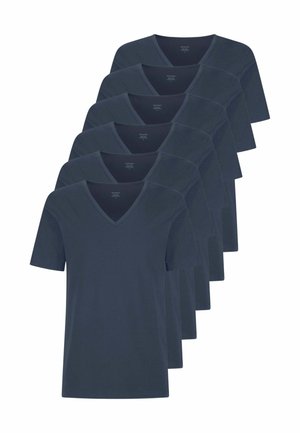 Sei T-shirt blu navy a scollo a V e maniche corte impilate ordinatamente in una leggera disposizione a ventaglio.