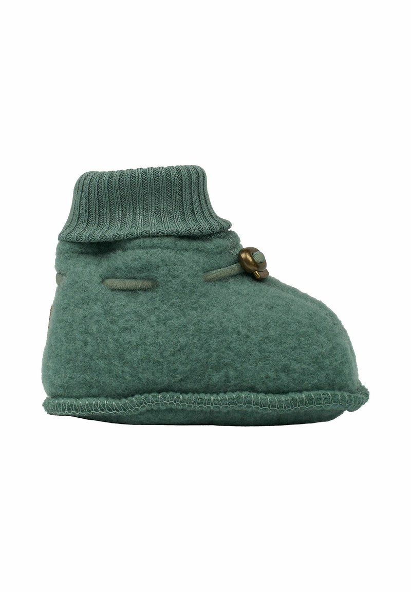 Grüne Filzboots mit einem gerippten gestrickten Bündchen, dekorativem Knopfdetail und kontrastierender Naht auf einer runden Sohle. Weiches, strukturiertes Material.