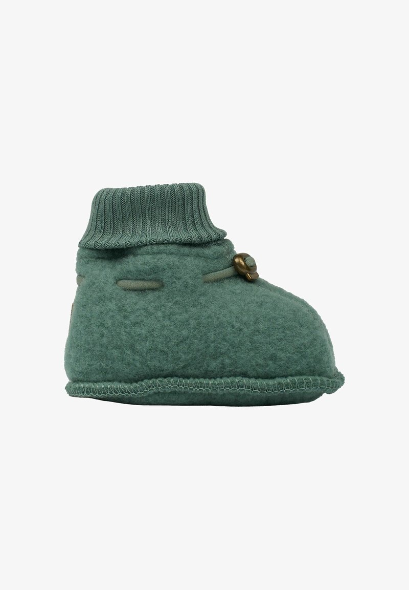 Grüne Filzboots mit einem gerippten gestrickten Bündchen, dekorativem Knopfdetail und kontrastierender Naht auf einer runden Sohle. Weiches, strukturiertes Material.