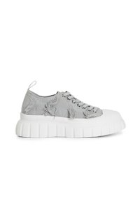 Baskets en toile grises avec une texture vieillie, dotées d'une épaisse semelle blanche, d'un bout rond et d'œillets métalliques avec lacets.