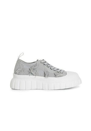 Sneakers in tela grigia con texture invecchiata, dotati di una suola spessa bianca, punta rotonda e occhielli metallici con lacci.