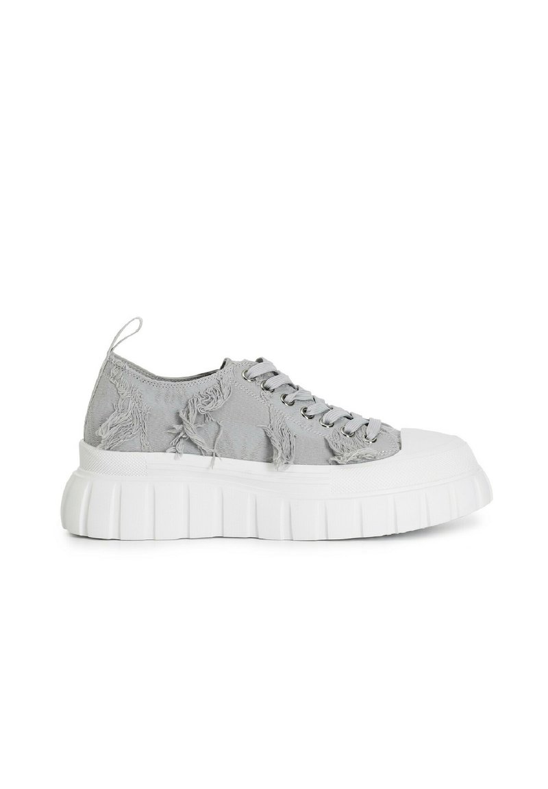 Baskets en toile grises avec une texture vieillie, dotées d'une épaisse semelle blanche, d'un bout rond et d'œillets métalliques avec lacets.