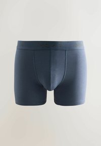Boxerii pentru bărbați, de culoare albastru închis. Fabricat dintr-un material neted, cu un tiv negru pentru logo-ul în contrast și un design simplu, fără modele.