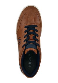Braune Leder Sneaker mit marineblauen Schnürsenkeln. Verfügt über eine runde Zehenpartie, perforierte Details und eine weiße Gummisohle mit kleinem Logo an der Seite.