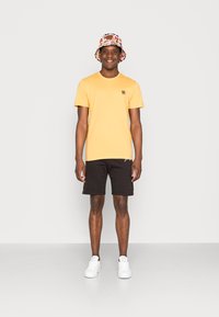 Selected Homme WILDER NECK TEE CAMP - T-shirt básica - ochre