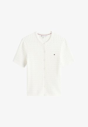 Weißer kurzärmeliger Cardigan mit einem strukturierten Rautenmuster, rundem Halsausschnitt, Knopfverschluss vorne und einem kleinen Logo auf der linken Brust.