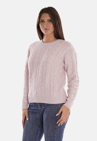Maglione a maglia leggera rosa chiaro con scollo rotondo e bordo a costine. Realizzato in materiale morbido con dettagli testurizzati lungo il corpo.