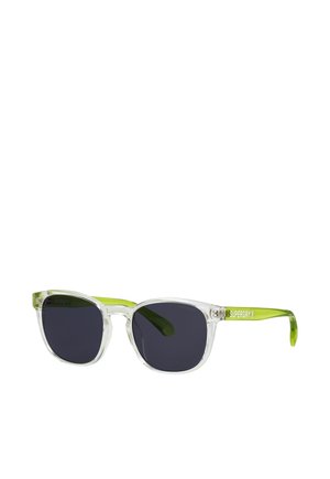 Sonnenbrille mit transparentem Rahmen, dunklen Gläsern und grünen Innenseiten, mit Superdry-Logo am rechten Bügel.