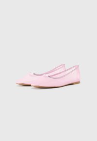 Sapatilhas de ballet transparentes cor-de-rosa com bico pontiagudo, sola flexível e um acabamento metálico ao longo da abertura. Textura suave e design minimalista.