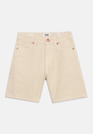 Shorts en denim beige longueur genou avec poches avant, rivets couleur cuivre, fermeture par bouton, passants pour ceinture et une étiquette Jack & Jones visible.