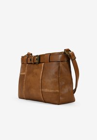 Bolso de mano de cuero marrón con un diseño estructurado, que cuenta con una correa desmontable, detalles de hebilla y bolsillos con costuras.