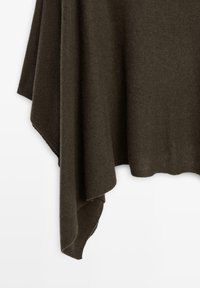 Poncho lavorato a maglia di un verde scuro, con una consistenza morbida e un design fluido, caratterizzato da un orlo asimmetrico e senza hardware o accenti visibili.
