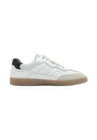 Sneaker bianco in pelle con accenti beige, dotato di punta grigia testurizzata e dettaglio laterale perforato. Suola in gomma di colore marrone chiaro.
