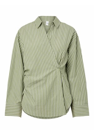 Blusa de manga larga con rayas verticales verdes y blancas, frente cruzado, cuello, cierre con botones y puños abotonados.