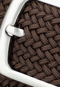 Brązowy pleciony pas materiałowy z metalową klamrą w kolorze srebrnym, z chropowatym, warkoczowym wzorem i mocnym przeszyciem dla trwałości.