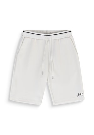 Witte shorts tot op de knie met een trekkoord in de taille en zijzakken, voorzien van een klein zwart "AM"-logo op het lagere rechterbeen.