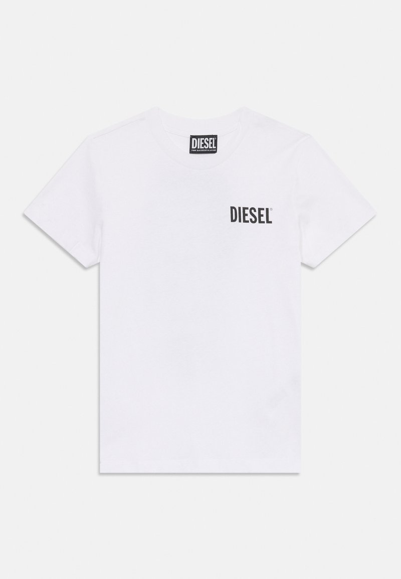 T-shirt en coton blanc avec un design à manches courtes et un col rond. Présente un logo "DIESEL" noir imprimé sur la partie gauche de la poitrine.