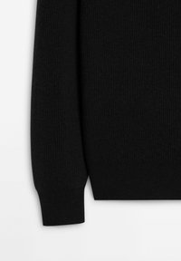 Czarny sweter z dzianiny o ryflowanej teksturze, z długimi rękawami i dopasowanymi mankietami; materiał wydaje się miękki i lekki.