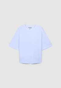 Przycięta jasnoniebieska koszulka wykonana z miękkiej tkaniny, z okrągłym dekoltem i szerokimi krótkimi rękawami, z prostym dołem.