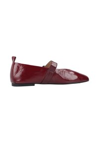 Scarpe basse in pelle laccata rossa con punta affilata e una fascia orizzontale sulla tomaia; suola nera bassa.