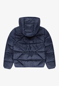 Veste matelassée marine avec un design en matelassage, dotée d'une capuche et d'une texture lisse et brillante. Le dos présente des coutures horizontales et diagonales.