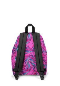 Mochila rosa brillante con correas negras, que presenta un patrón de hojas de palma tropical en tonos aguamarina y púrpura. Tejido resistente y un asa de transporte en la parte superior.