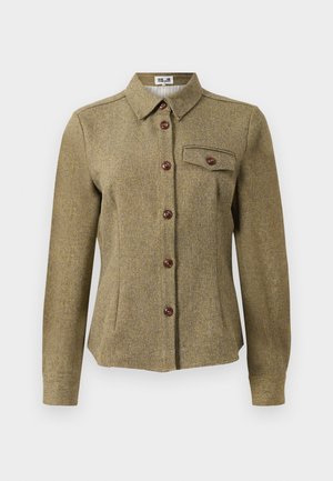 Chemise boutonnée en chevrons marron avec manches longues, un col et une poche poitrine. Caractérisée par des boutons marron et une coupe ajustée.