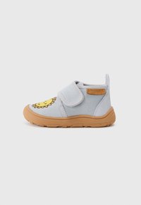 Chaussure pour enfants bleu clair avec un design de soleil jaune, supérieure en tissu, bande Velcro et semelle en caoutchouc marron. Bout arrondi et languette à l'arrière pour un enfilage facile.