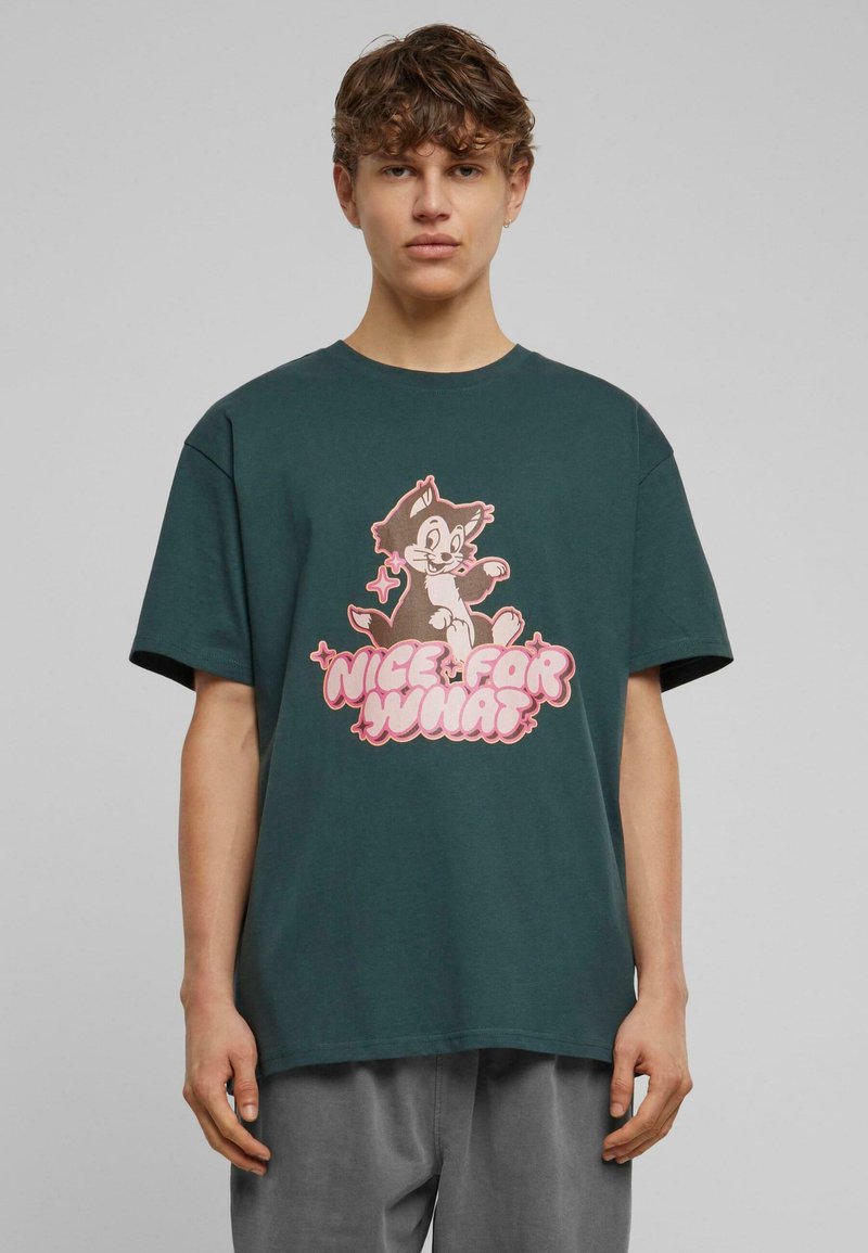 Grøn bomulds t-shirt med en tegneseriefigur og teksten "NICE FOR WHAT" i pink, med korte ærmer og en afslappet pasform.