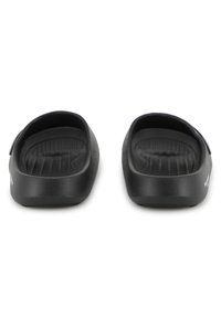 Μαύρα σανδάλια slip-on με υφή στο πέλμα και λείο πάνω μέρος. Στρογγυλερή μύτη και ανοιχτή πλάτη για εύκολη χρήση. Ελαφρύ υλικό.