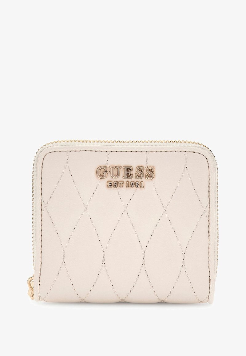 Portefeuille matelassé beige avec fermeture éclair dorée et logo "GUESS EST 1981" en lettres dorées au centre avant.