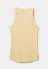 Kollane ribiga trekki särk ümarate kaeluste ja laiade õlavarreaukudega. Sile tekstuur, külgedel on lõhikud hemmi mugavuse tagamiseks.