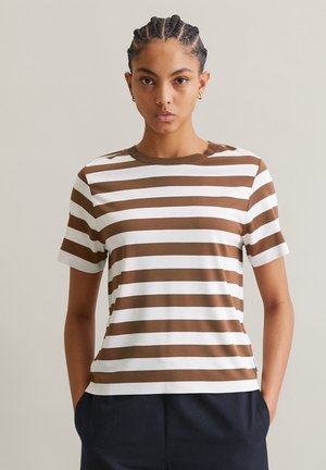 T-shirt à manches courtes rayé marron et blanc, col rond et coupe décontractée, en tissu de coton doux.