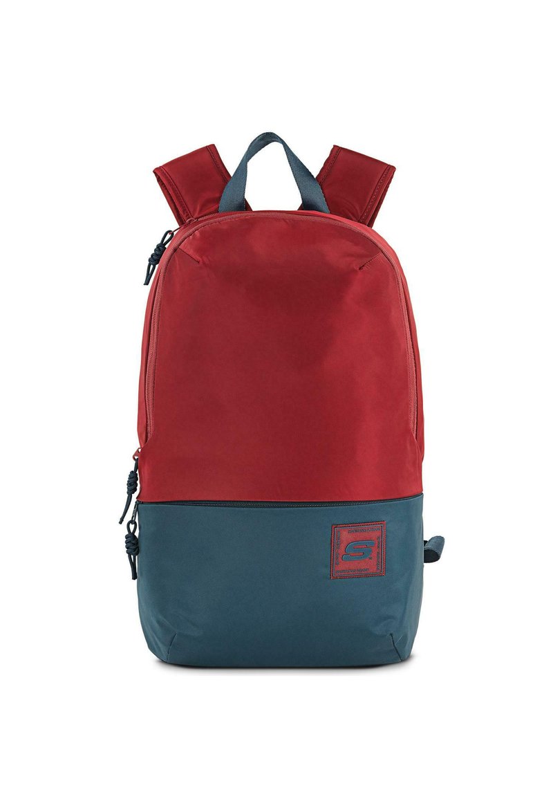Mochila de poliéster roja y azul con correas de hombro acolchadas, compartimentos dobles con cremallera y un parche de logo en el frente. Textura suave, forma rectangular.
