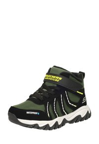 Zielono-czarne sneakersy typu mid-top wykonane z wodoodpornego materiału, z żółtym logo, sznurówką z przodu i teksturowaną podeszwą z wzorem w zygzak.