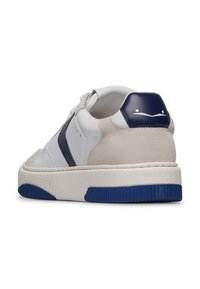 Sneaker in pelle bianca con dettagli blu navy, pannello in suede grigio, suola in gomma testurizzata e linguetta sul tallone liscia. Presenta il marchio sul tallone.
