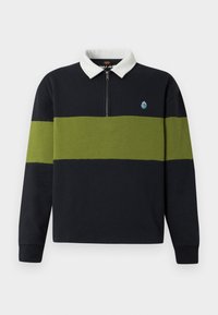 Juodai alyvuogių spalvos ilgomis rankovėmis ragbi marškiniai su balta apykakle, pusiau užtraukiama priekinė dalis ir mažas mėlynas emblema ant krūtinės.