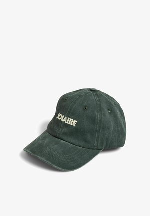 Casquette de baseball usée vert foncé avec une visière incurvée et le texte brodé en blanc "JOLAIRE" sur le panneau avant.
