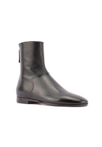 Stivaletto in pelle nera con punta affusolata e finitura liscia. Presenta una chiusura con zip sul retro e un tacco basso impilato.