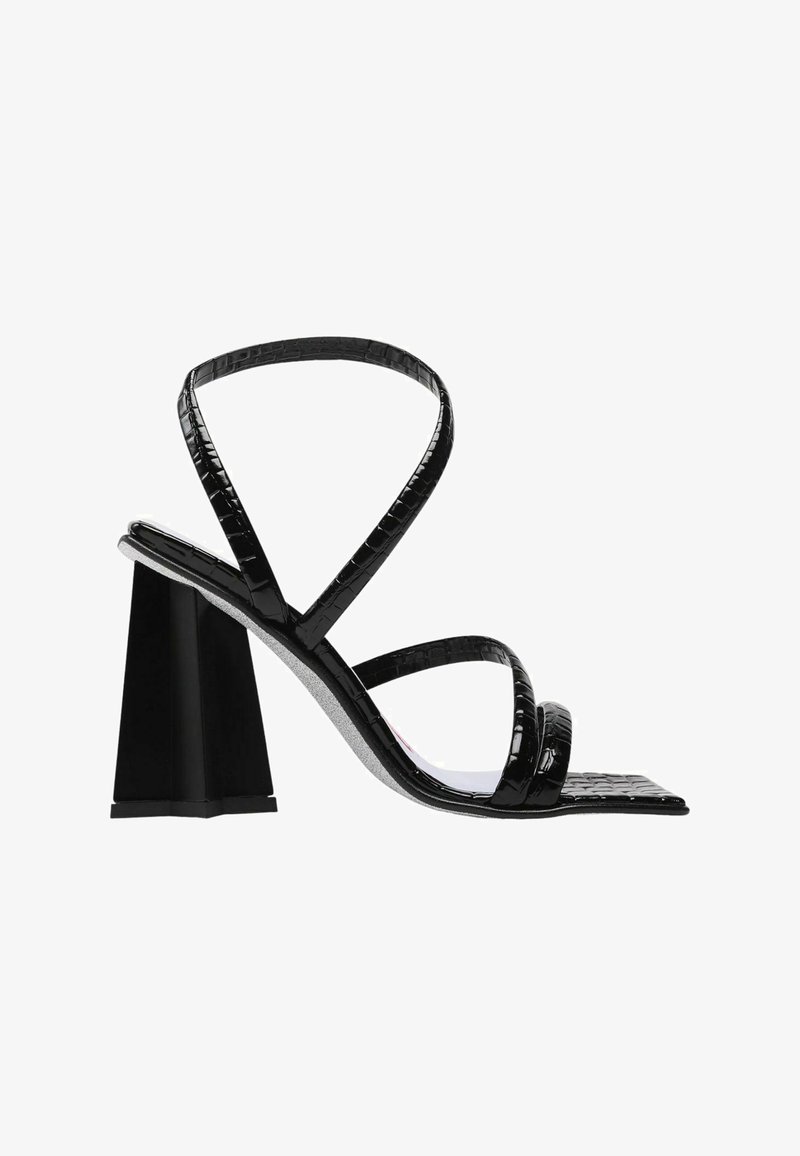 Sandali con tacco alto in vernice nera, con punta quadrata, caratterizzati da cinghie incrociate e un tacco inclinato geometrico. Finitura testurizzata.