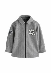 Veste grise à fermeture éclair motif chevrons avec col, patch décoratif blanc LA sur la poitrine et patch circulaire sur la partie supérieure de la manche gauche.