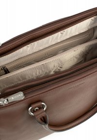 Bruine leren handtas met ritssluiting, voorzien van een gestructureerd oppervlak, interne pockets en accenten in zilverkleurige hardware.