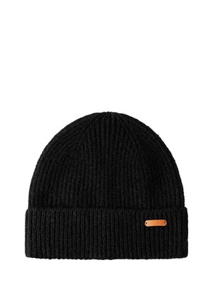 Bonnet en tricot côtelé noir avec un revers plié et une petite étiquette rectangulaire marron cousue près du bord.