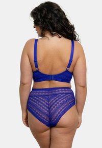 Soutien-gorge en dentelle bleu royal et culotte taille haute assortie avec des motifs géométriques, bretelles ajustables et fermeture à crochet au dos.