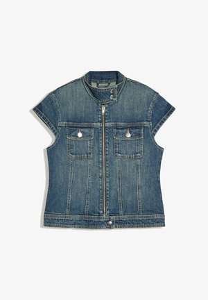 Denim mouwloos vest met voorrits, twee borstzakken met knopen en een kraag met drukknopen op een witte achtergrond.