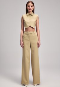 adL ANTONIA - Kalhoty - light olive