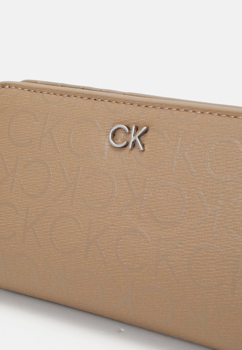 Calvin Klein DAILY MEDIUM BIFOLD MONO - Geldbörse - chanterelle 