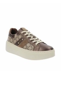 Bruine en beige gemusterde sneaker met witte veters, gouden studs, suède accenten en een dikke off-white plateauzool.