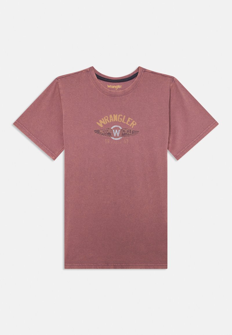 Tamsiai raudona medvilnė marškinėliai trumpomis rankovėmis, apvaliu kaklu, su vintage stiliaus "Wrangler Motorcycle" grafika kreminės ir tamsiai mėlynos spalvos.