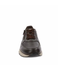 Bruine leren sneaker met een ronde neus, vetersluiting aan de voorkant en een zijrits. Voorzien van een beige tussenzool en textuurdetails op het bovendeel.